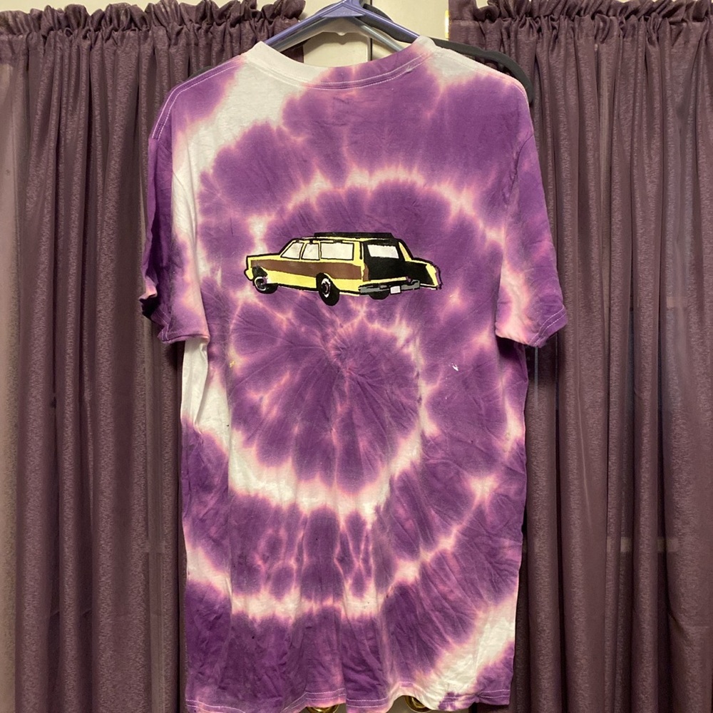 Vibin’ at the Drive-In / station wagon t-shirt.